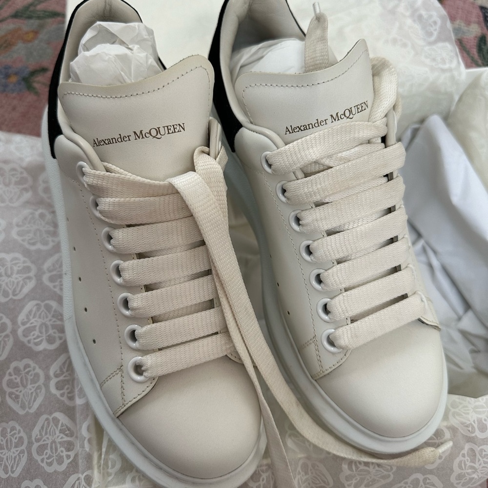 Alexander McQueen oversized sneakers in white and black. Size 36.5